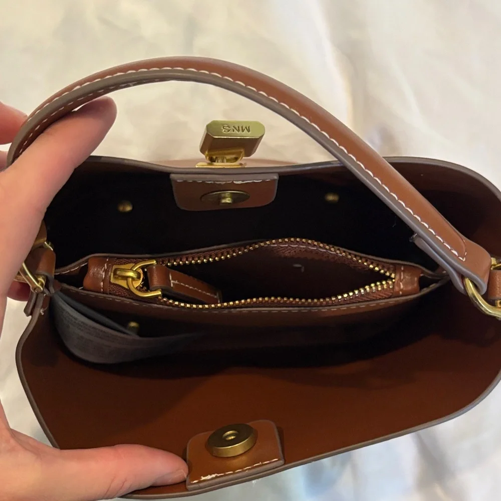 Elegant Brown Leather Handbag - Picture 6 of 6